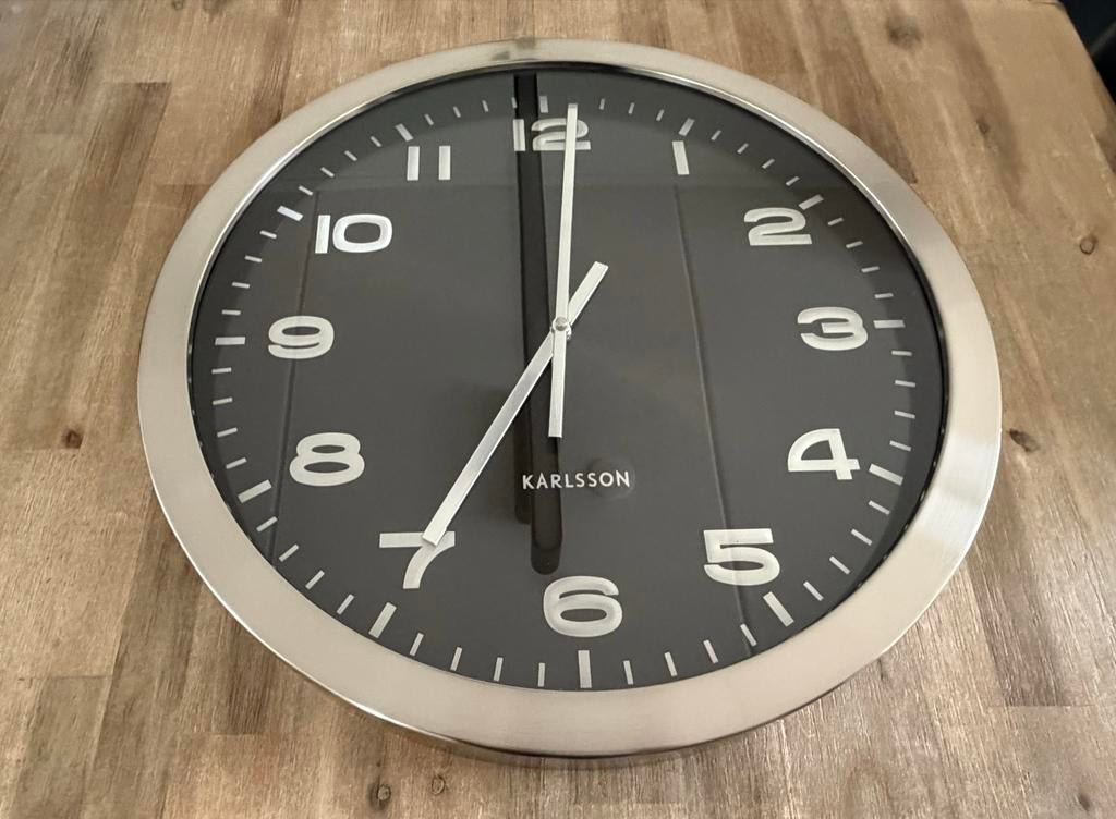 Wandklok Karlsson 50 cm RVS/zwart, Ophalen, Gebruikt, Analoog, Wandklok