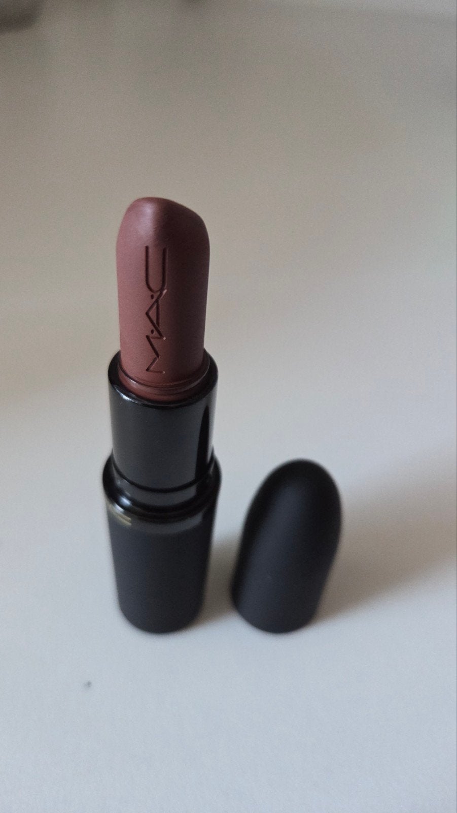 MAC COSMETICS Powder Kiss Hazy matte lipstick TURN TO THE LE, Ophalen of Verzenden, Zo goed als nieuw, Lippen, Make-up