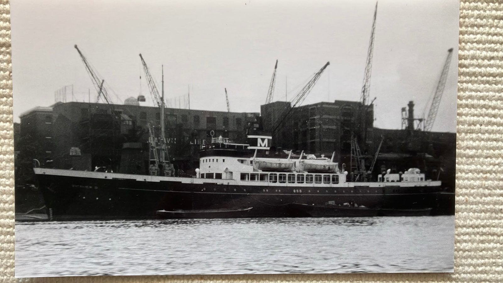 BATAVIER  III (1939-1942) - Müller London Docks foto E. Cole, Verzamelen, Scheepvaart, Zo goed als nieuw, Kaart, Foto of Prent