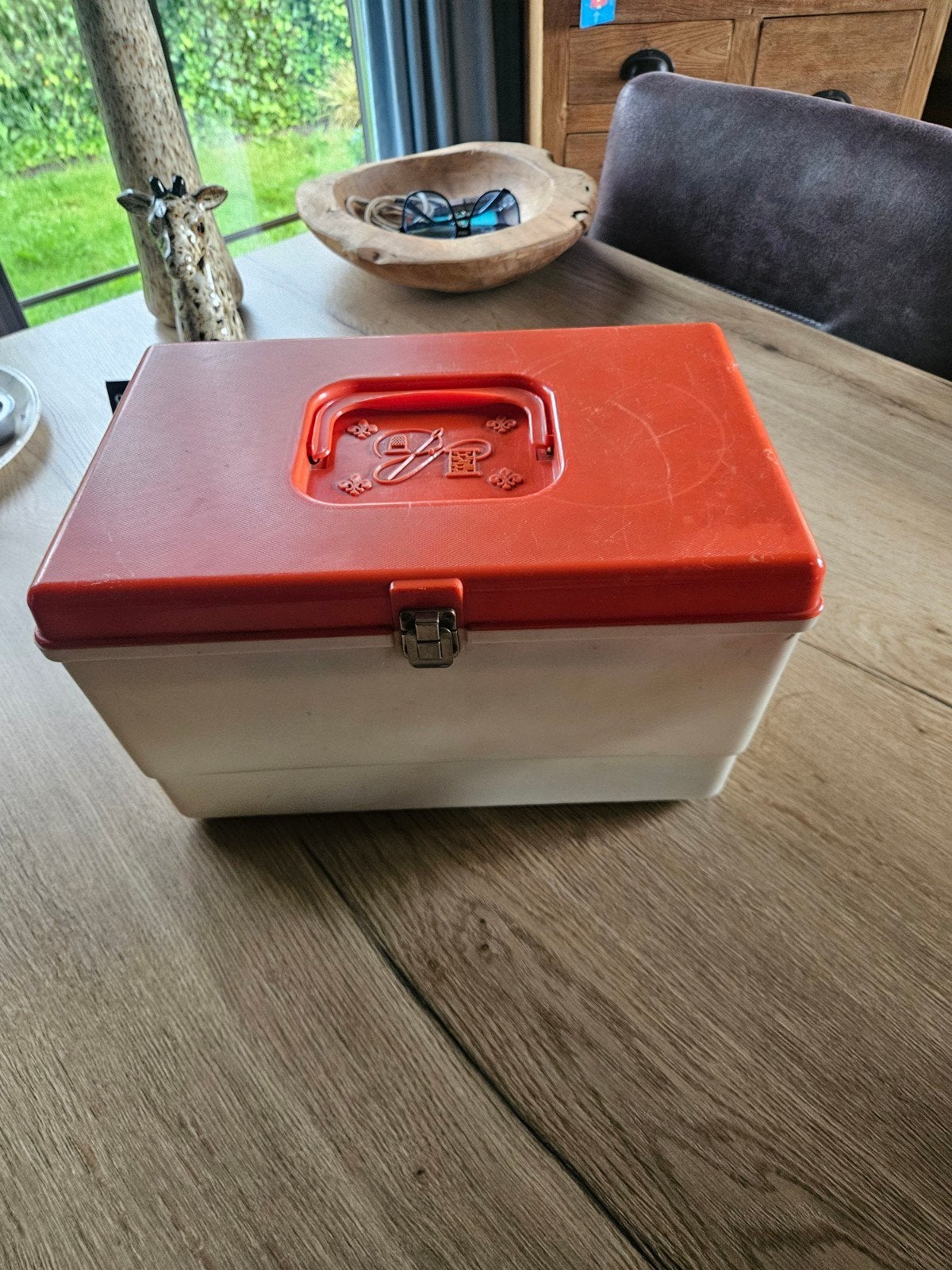 Vintage Curver naaibox - Oranje/Crème (zonder inhoud), Hobby en Vrije tijd, Naaien en Fournituren, Ophalen of Verzenden, Gebruikt