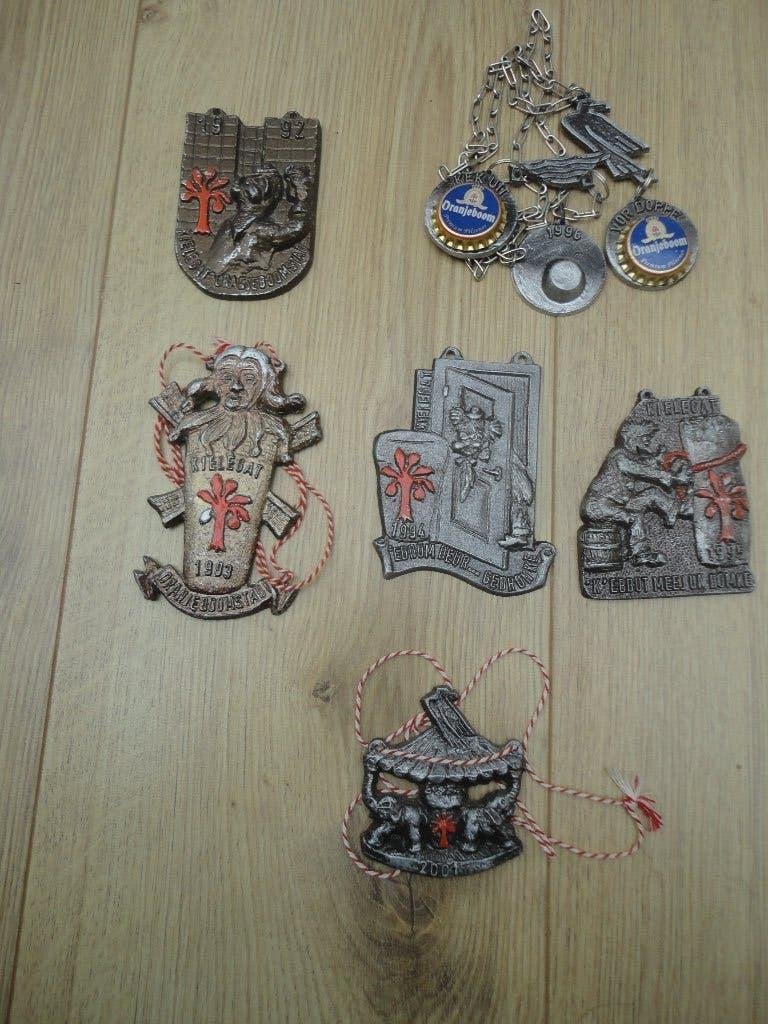 Diverse Kielegat Oranjeboom emblemen verschillende jaren, Ophalen of Verzenden, Gebruikt, Overige typen, Oranjeboom