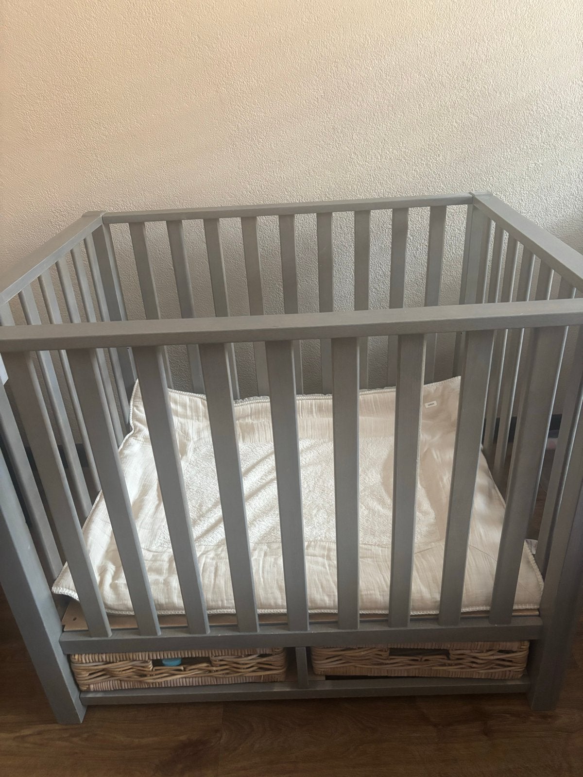 Grijze box met boxkleed en opbergmanden, Kinderen en Baby's, Boxen, Ophalen, Gebruikt, Vierkant, Boxkleed