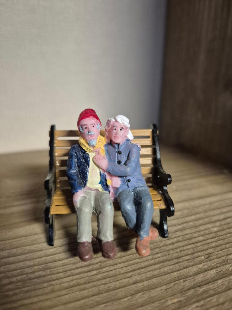 Lemax figuur 2 kerstdorp kersthuisjes, Diversen, Kerst, Ophalen of Verzenden, Zo goed als nieuw
