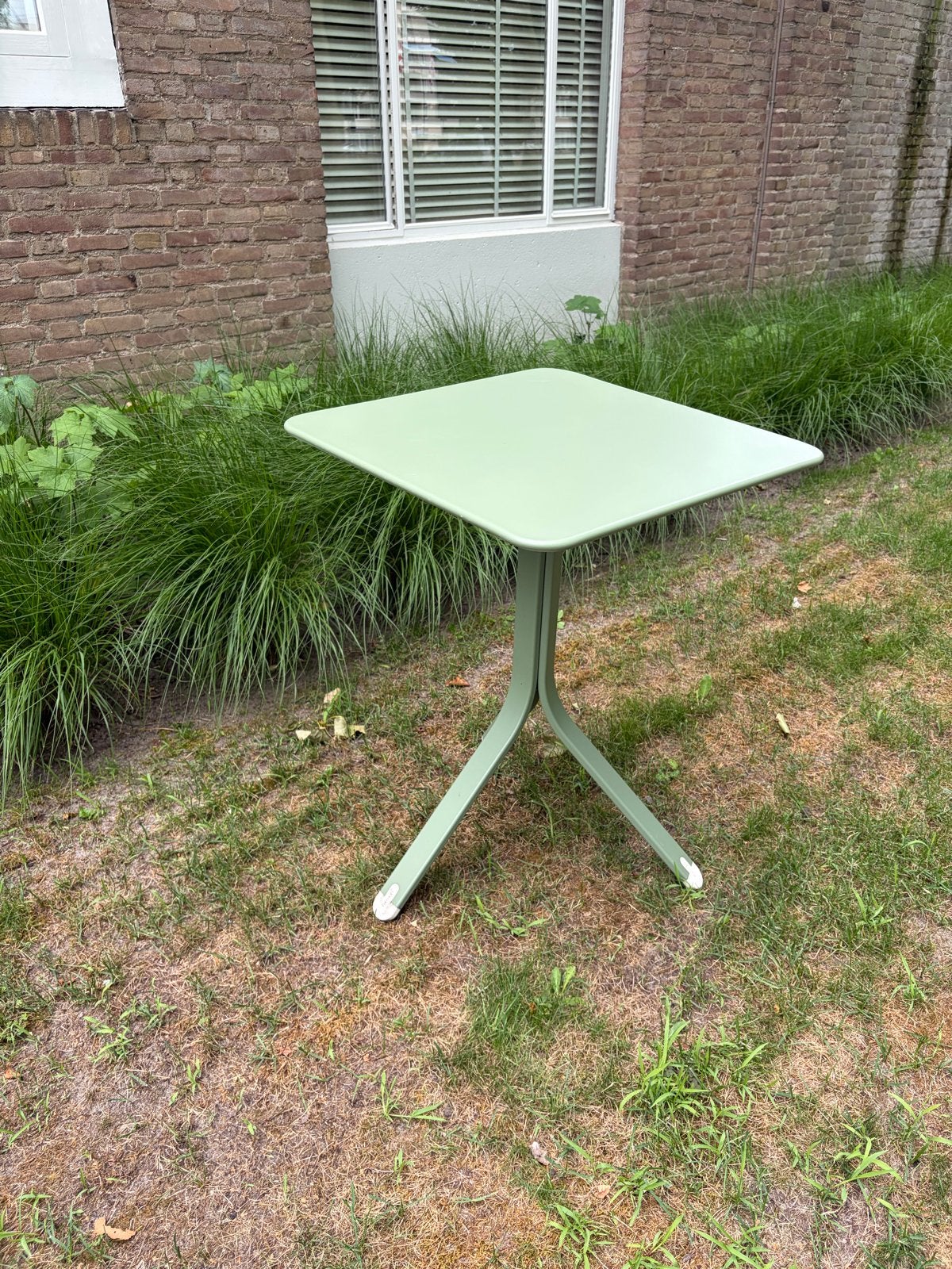 Fermob Rest'o tuintafel 57x57 cm Cactus, Tuin en Terras, Tuintafels, Zo goed als nieuw, Vierkant, Aluminium, Ophalen