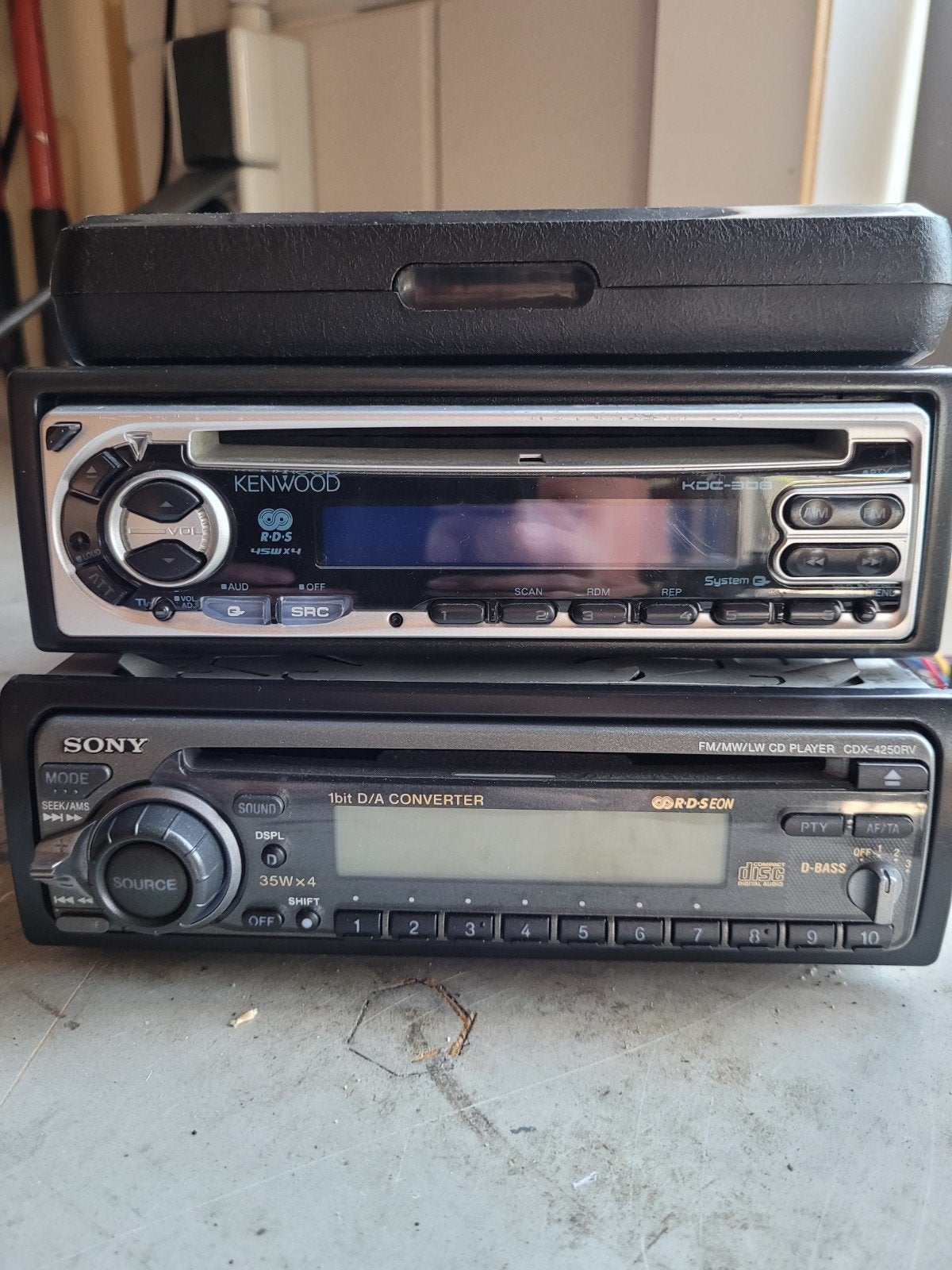 2 autoradio's -Kenwood KDC-3022 -Sony CDX-4250R met stekkers, Auto diversen, Autoradio's, Ophalen