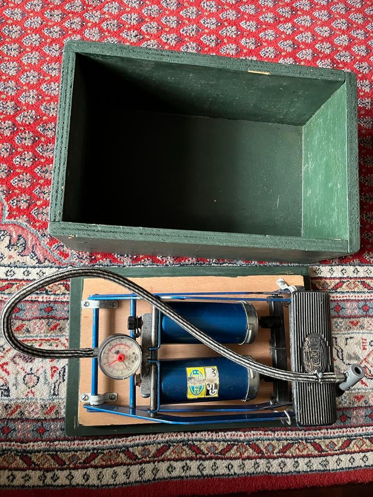 Pomp met drukmeter in houten kistje, Ophalen, Gebruikt