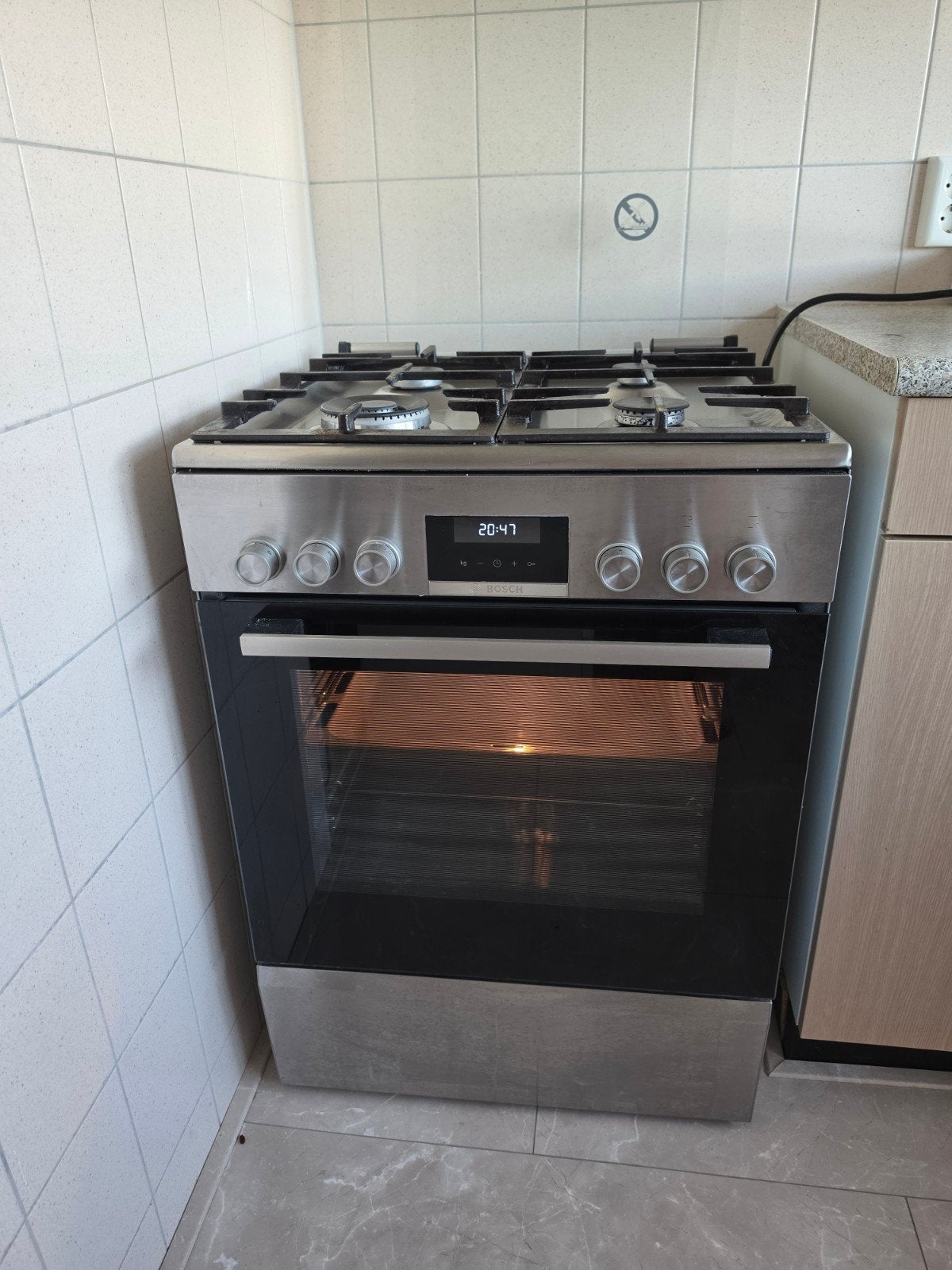 Bosch Vrijstaand Gasfornuis met Oven, Ophalen, Grill, 4 kookzones, Zo goed als nieuw