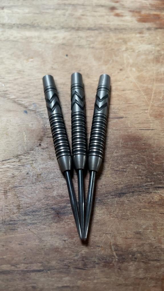 Gerwyn price Thunderbold dartpijlen in 24 gram., Sport en Fitness, Darts, Ophalen of Verzenden, Zo goed als nieuw, Pijlen