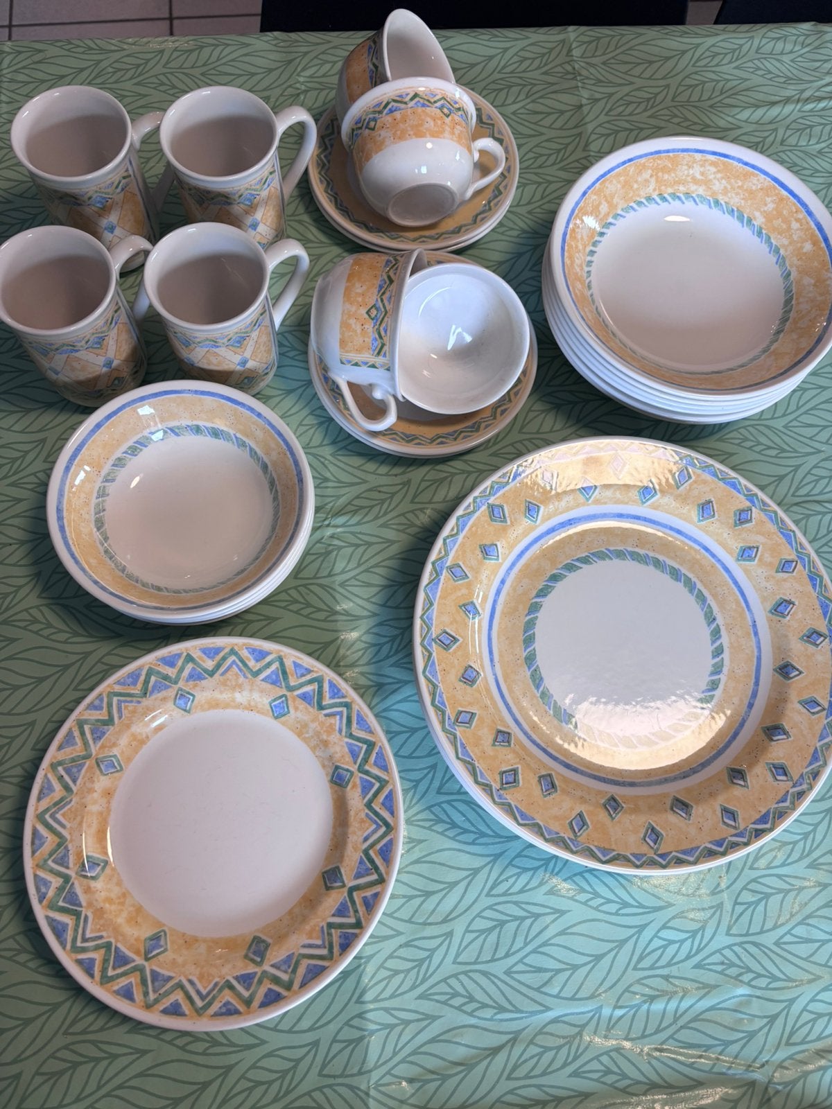Servies 6 delig, Huis en Inrichting, Keuken | Servies, Zo goed als nieuw, Bord(en), Overige stijlen, Ophalen