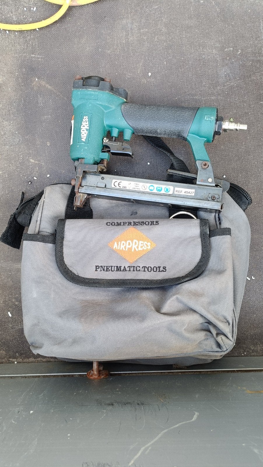 Airpress tacker/nietmachine met accessoires, Doe-het-zelf en Verbouw, Ophalen of Verzenden, Gebruikt, Tacker/nietmachine, Overige merken