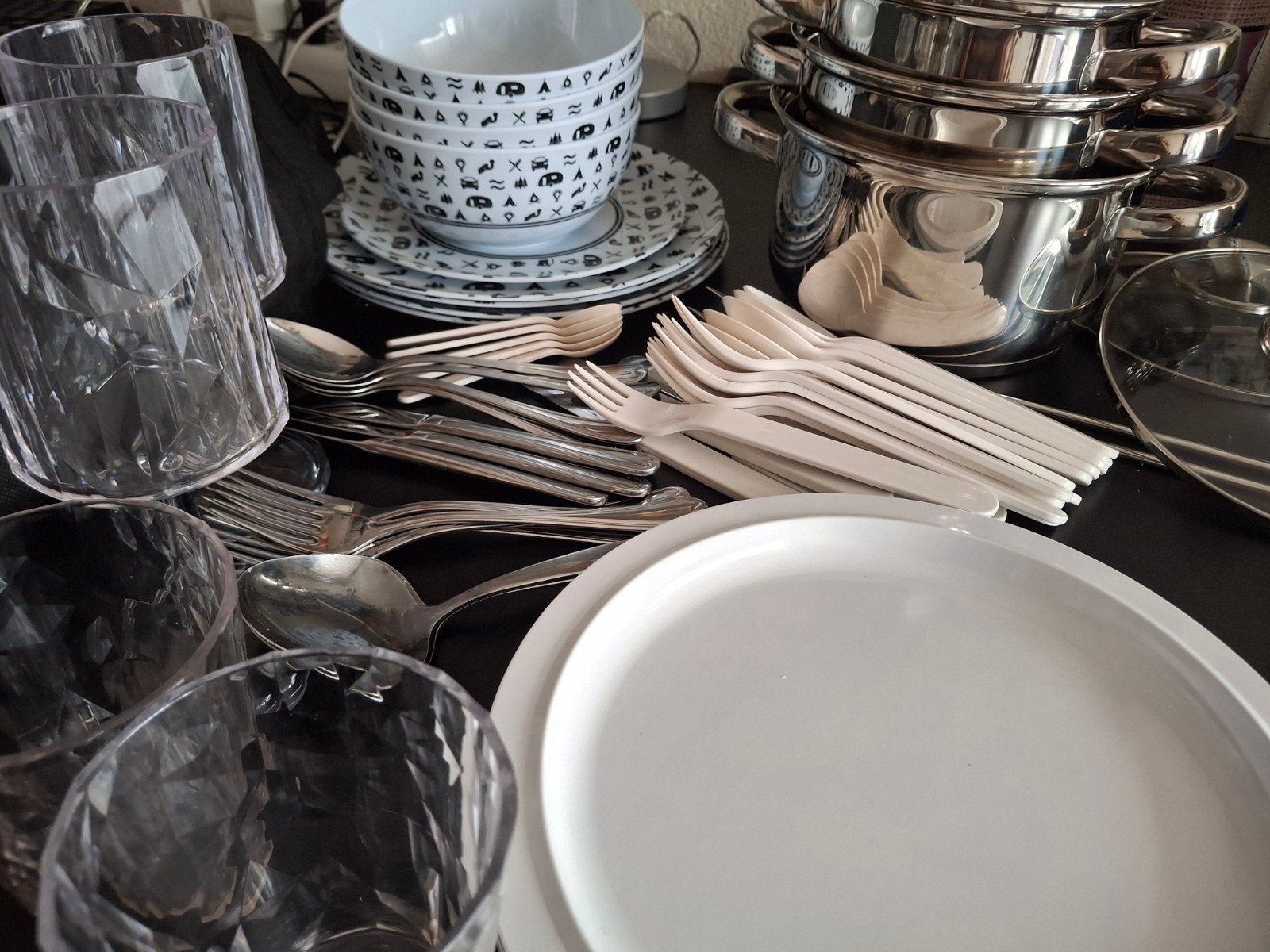Complete kampeeruitrusting: pannen, servies, bestek, glazen, Ophalen, Zo goed als nieuw