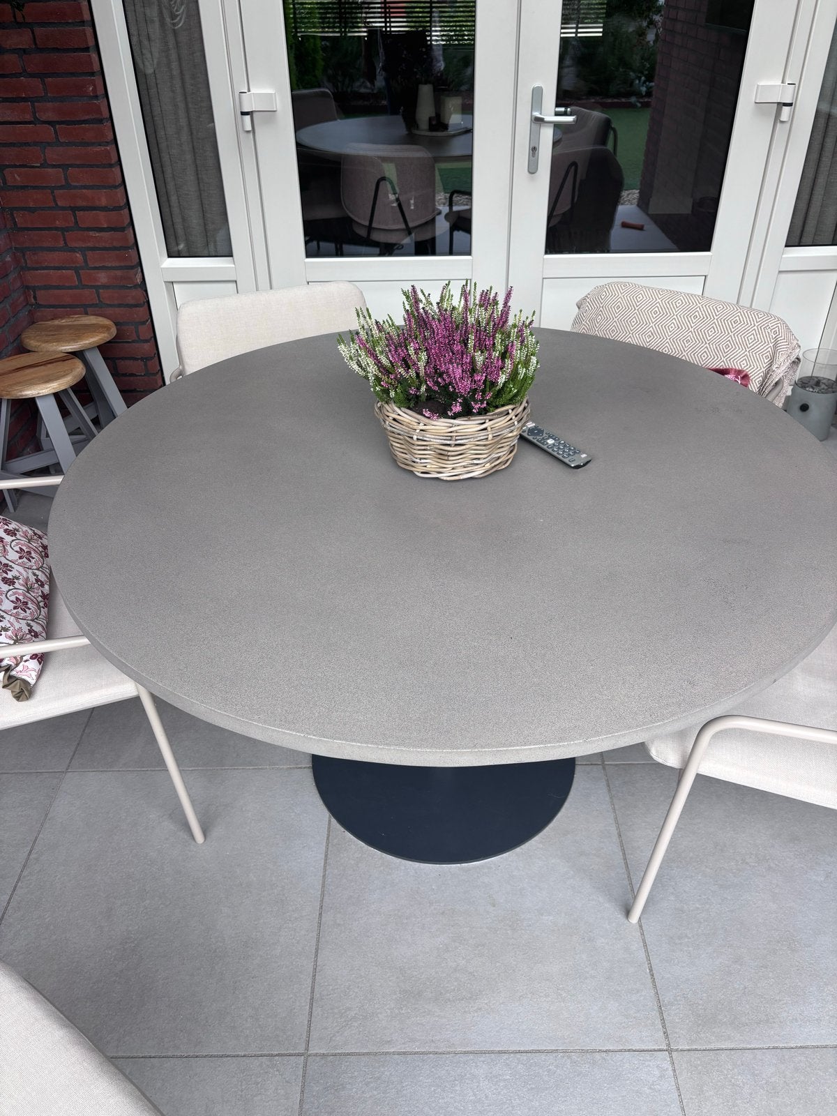 Ronde tafel met stalen bistro poot en kunststof blad, Huis en Inrichting, Ophalen, Gebruikt, Rond, Kunststof