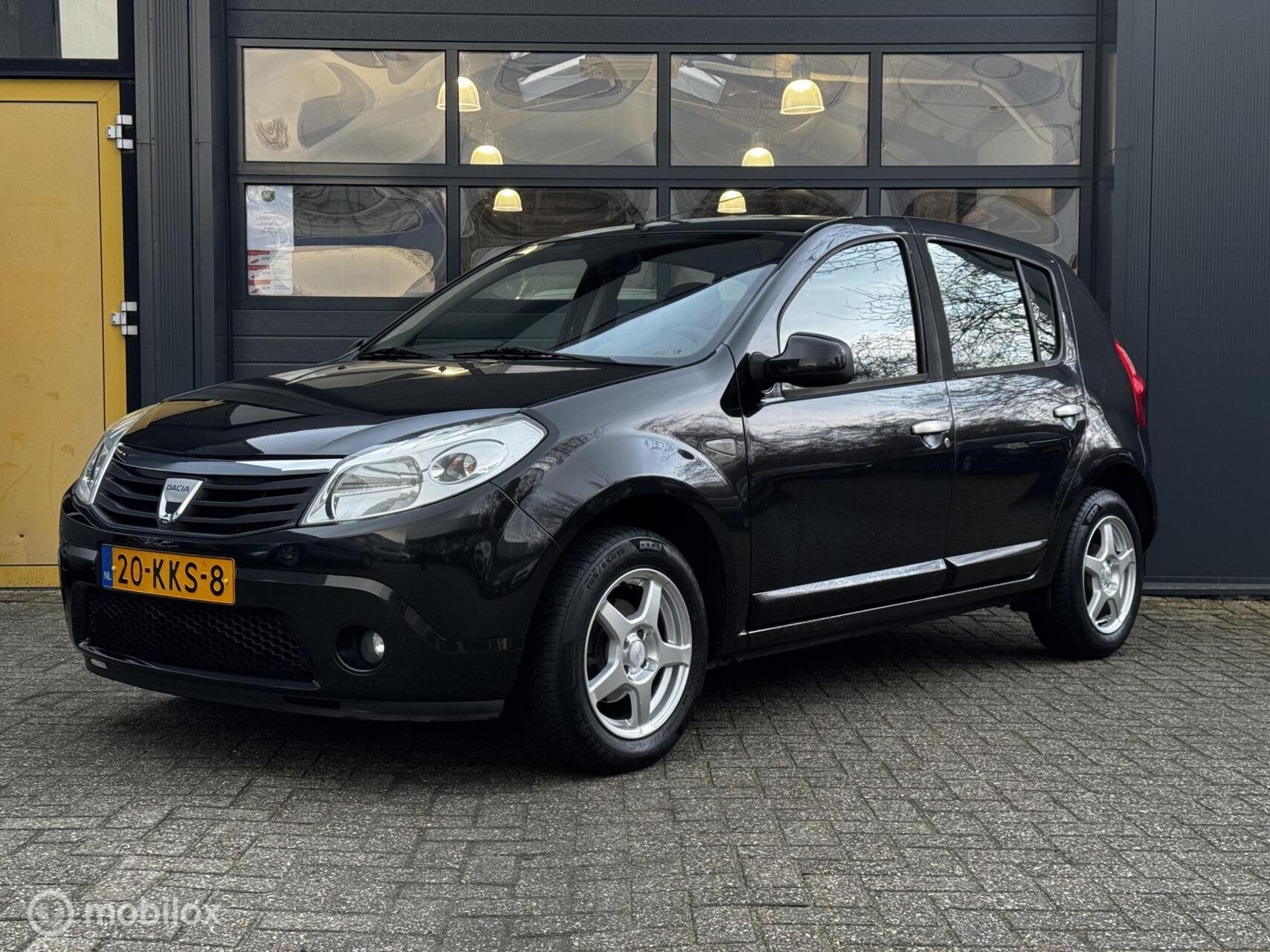 Dacia Sandero 1.2 Lauréate | Airco | trekhaak, Auto's, Voorwielaandrijving, Gebruikt, 31 €/maand, Zwart