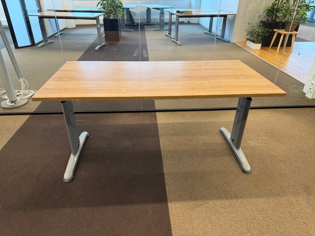 28 x Instelbaar bureau 160x80 cm - 80 euro/stuk