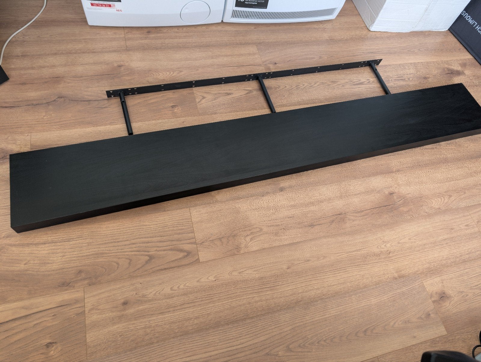 Zwarte wandplank met blinde bevestiging (ikea lack), Huis en Inrichting, Ophalen, Zo goed als nieuw