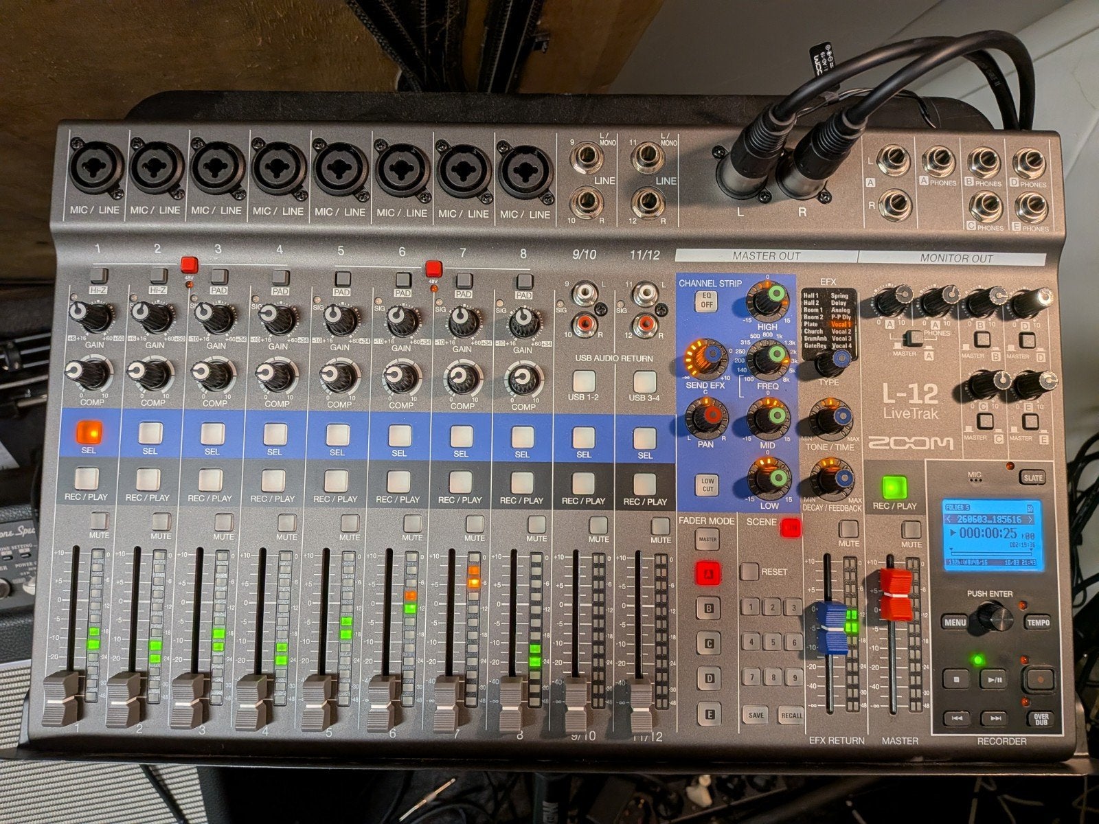 Zoom LiveTrak L-12 Digitale Mixer Recorder, Ophalen of Verzenden, Zo goed als nieuw, 10 tot 20 kanalen, Microfooningang