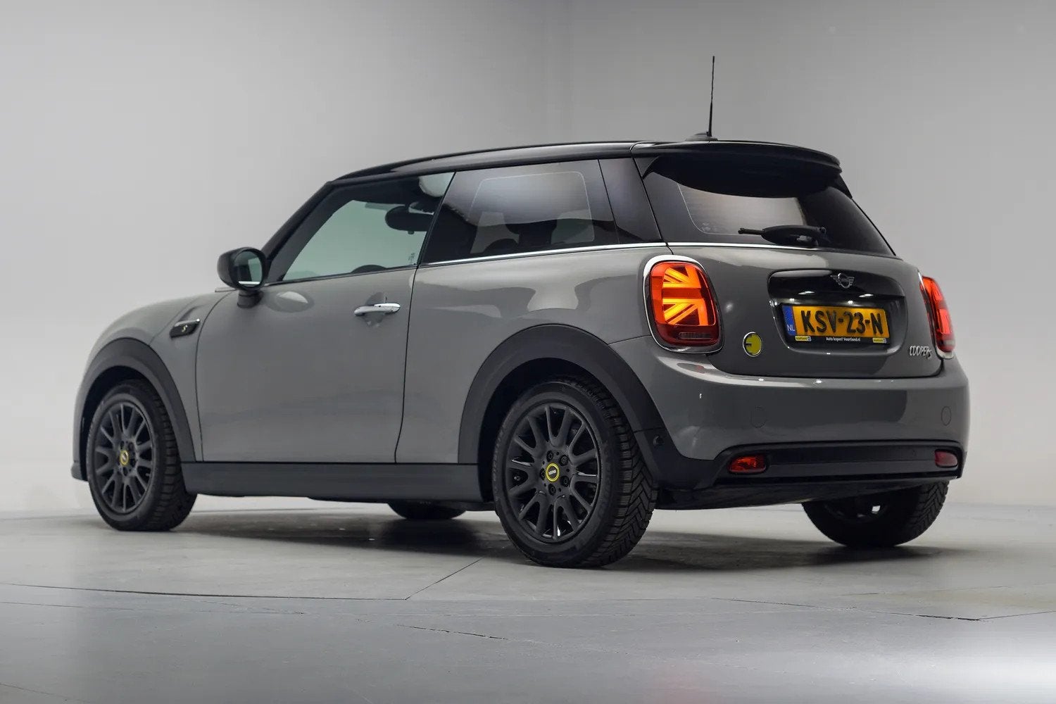 MINI Mini Electric Classic 33 kWh [ Navi Apple/Android Clima, 0 cilinders, Gebruikt, 1340 kg, 33 kWh