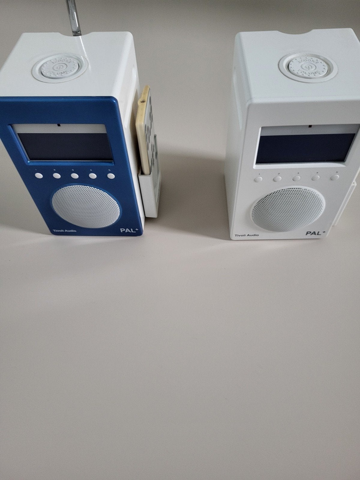 Tivoli Audio PAL+ Radio - Wit en Blauw (2 stuks), Ophalen of Verzenden, Gebruikt, Radio