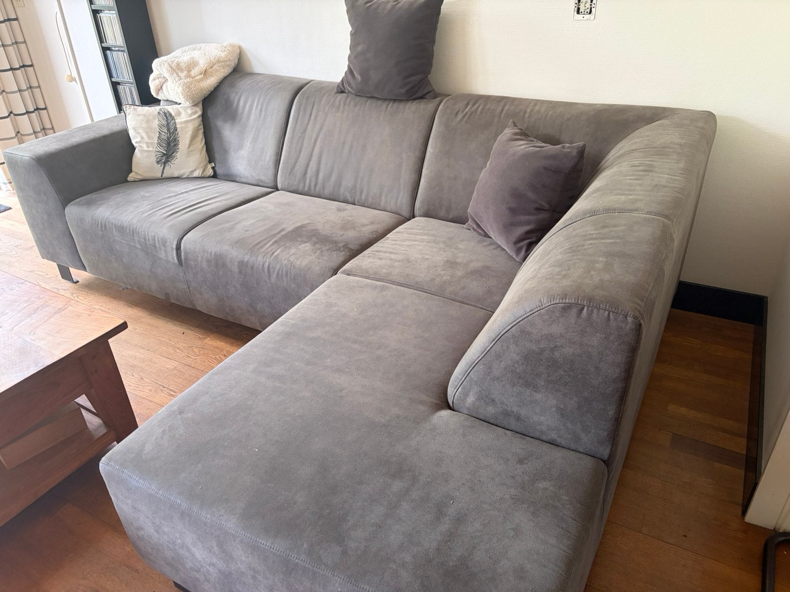 Grijze bank  met chaise longue (Leenbakker, Aberdeen), Huis en Inrichting, Ophalen, Zo goed als nieuw