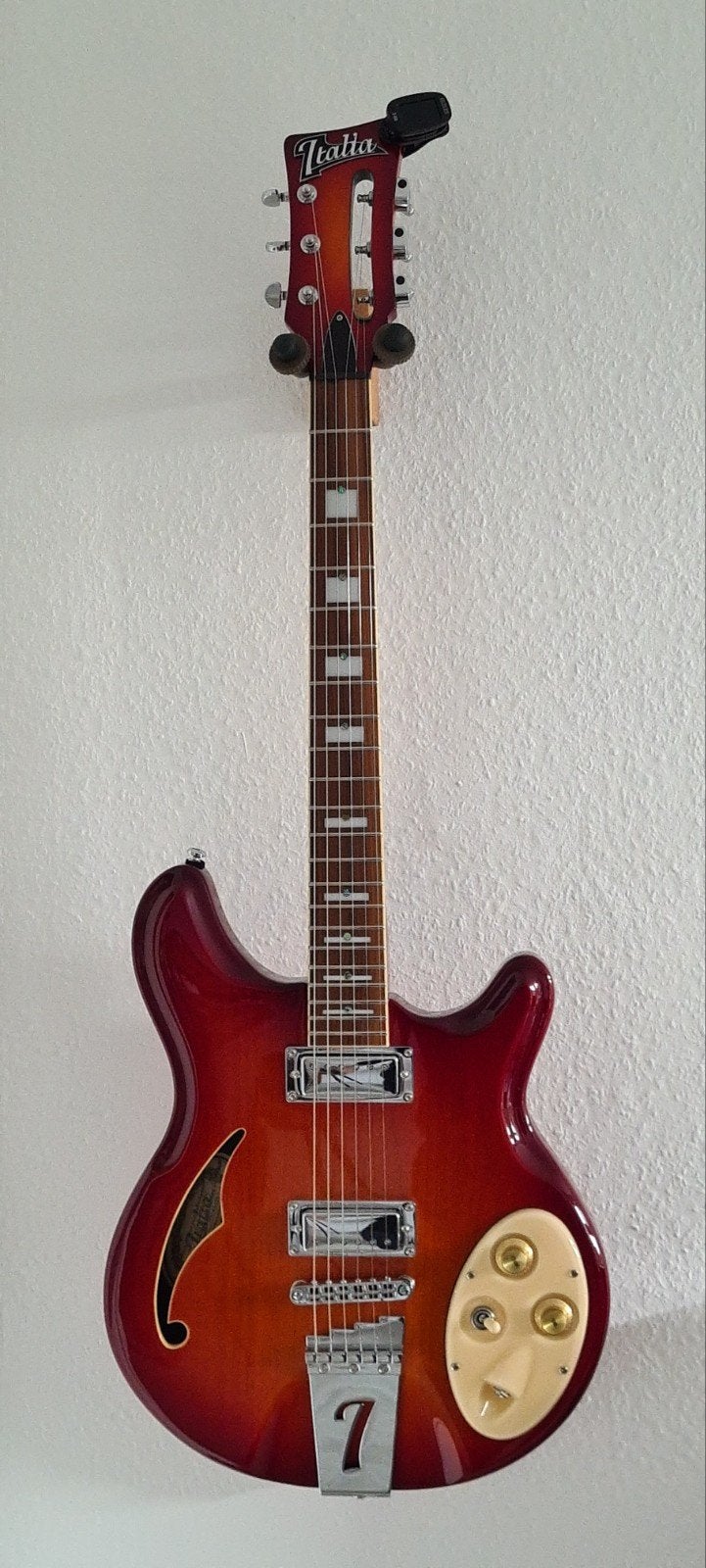 HAGSTROM " IMPALA "   € 650. ---  ITALIA RIMINI 6.  € 900.--, Ophalen of Verzenden, Zo goed als nieuw, Solid body, Overige merken