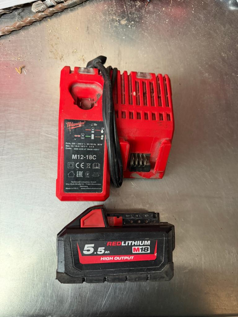 Milwaukee M18 5.5 accu met lader, Ophalen of Verzenden, Zo goed als nieuw