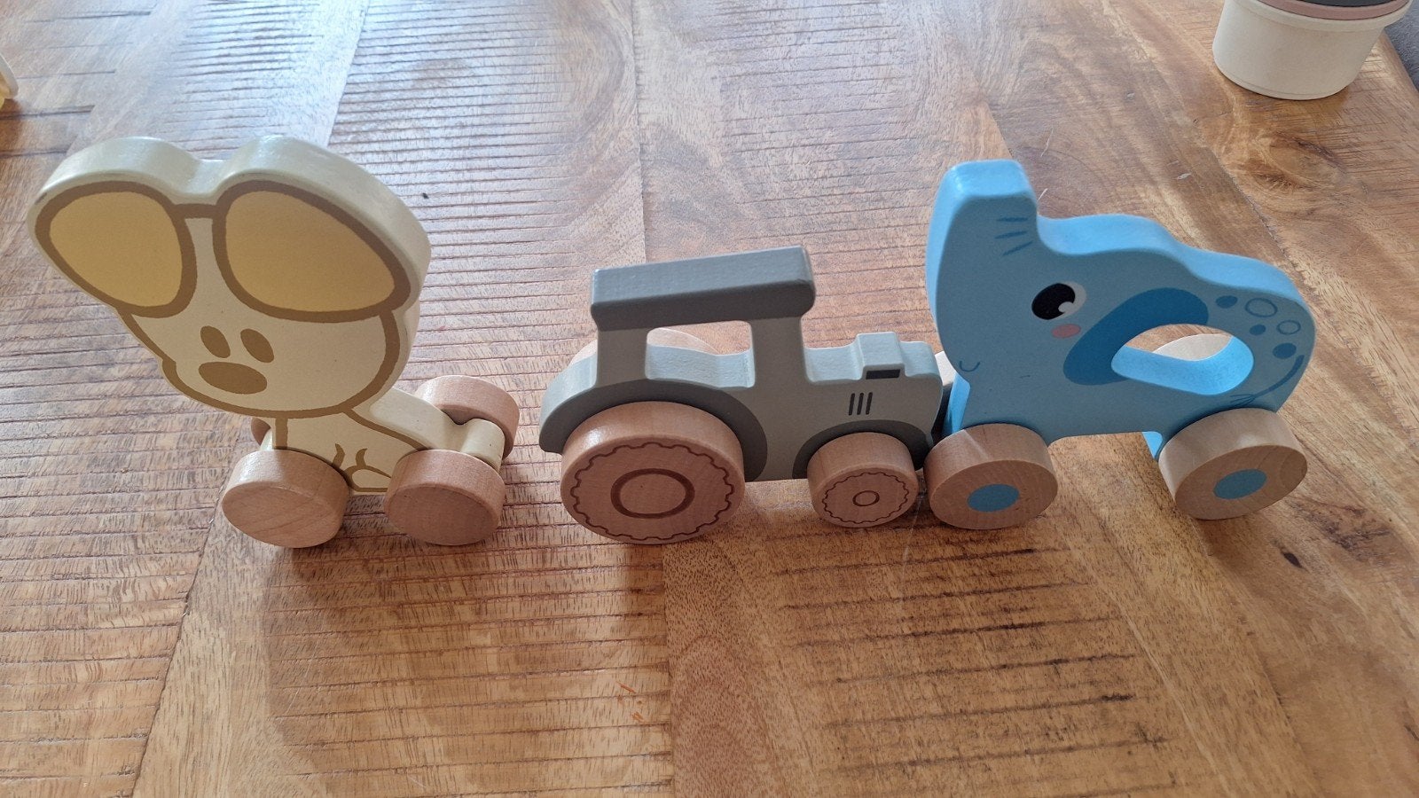 Houten autos met hond(woezel), tractor en olifant, Ophalen, Zo goed als nieuw, Rij- of Hobbelspeelgoed