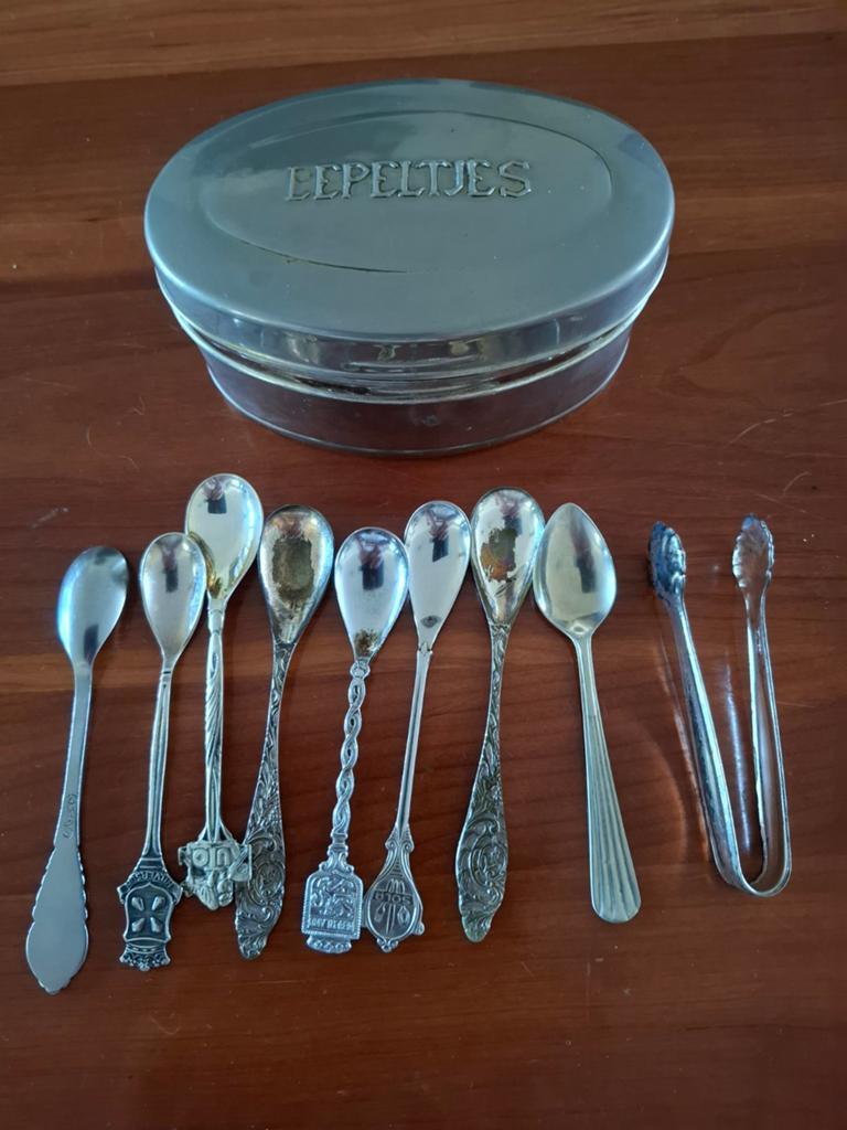 Verzilverde lepeltjes met suikertang in doosje, Ophalen of Verzenden