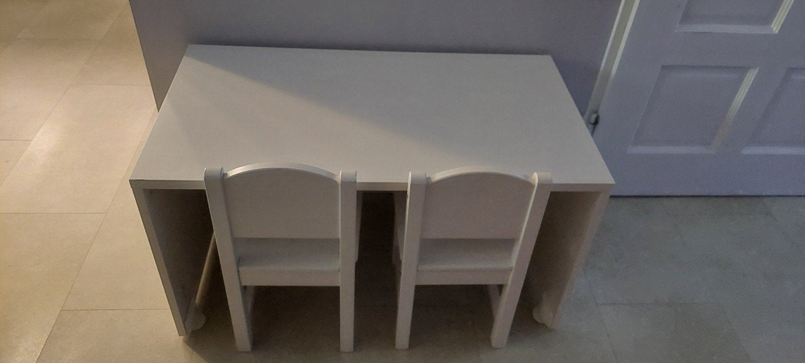 Smastad bureautje met 2 stoelen, Ophalen, Gebruikt, Hout, Cd's