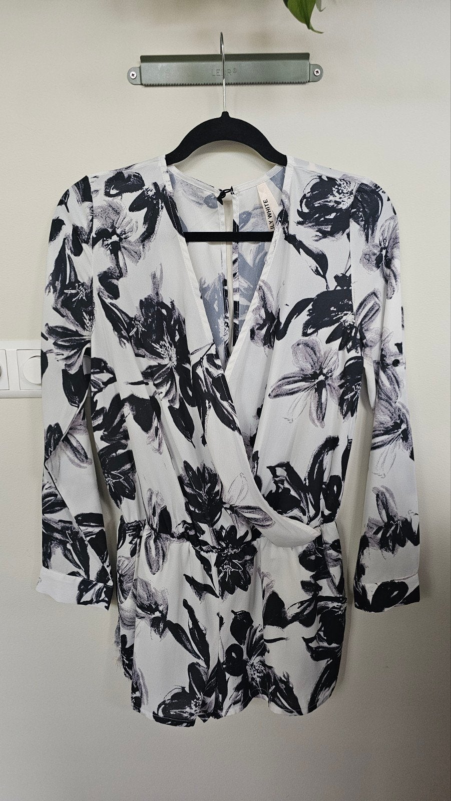 Lily White Zwart-Witte Bloemen Playsuit Maat S/M, Kleding | Dames, Lily White, Zwart, Ophalen of Verzenden, Zo goed als nieuw
