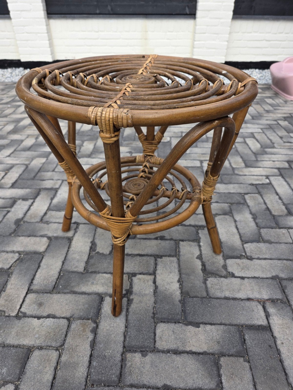Vintage rotan bijzettafel - Rond, Huis en Inrichting, Tafels | Bijzettafels, Gebruikt, Rond, 45 tot 60 cm, Minder dan 55 cm, Overige materialen
