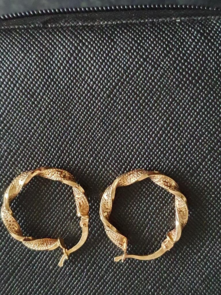 Nieuwe versace wokkels gekeurd 585 mooi bewerkt 14 kr, Hangers, Nieuw, Ophalen of Verzenden, Goud