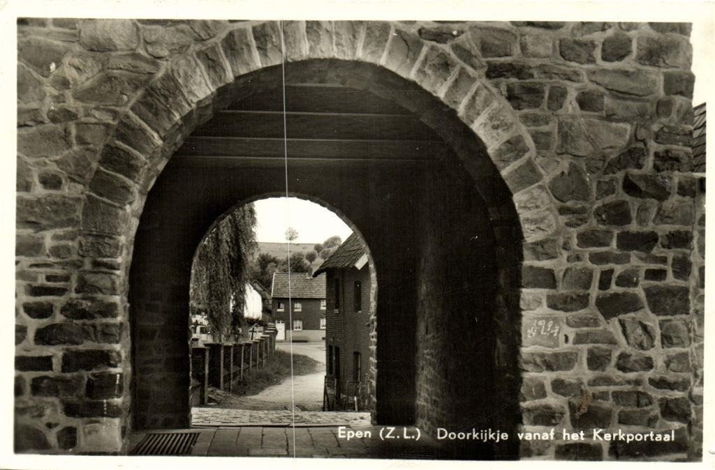 Epen [Z.L.] Doorkijkje vanaf het Kerkportaal - 1958 gelopen, Verzamelen, Ophalen of Verzenden, 1940 tot 1960, Gelopen, Limburg