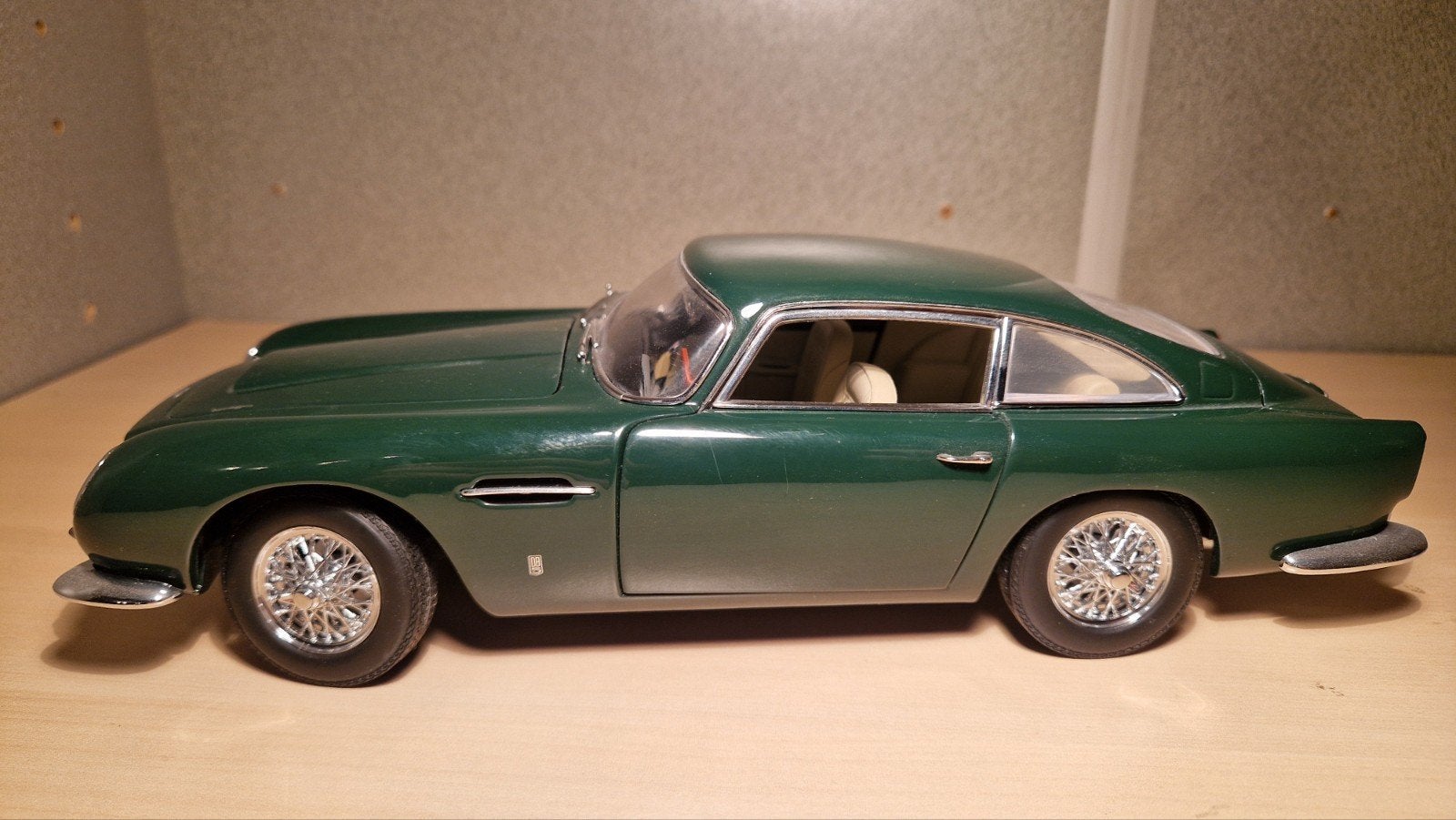 ​AUTOart 1:18 Aston Martin DB5 – British Racing Green – Prac, Ophalen of Verzenden, Zo goed als nieuw, Autoart