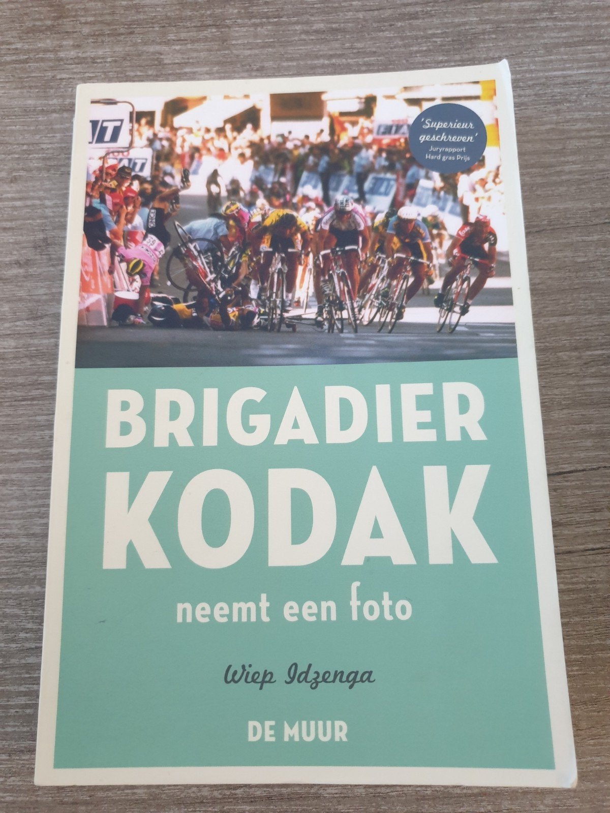 Brigadier Kodak neemt een foto - Wielrennen boek, Boeken, Ophalen of Verzenden, Gelezen, Wiep Idzenga