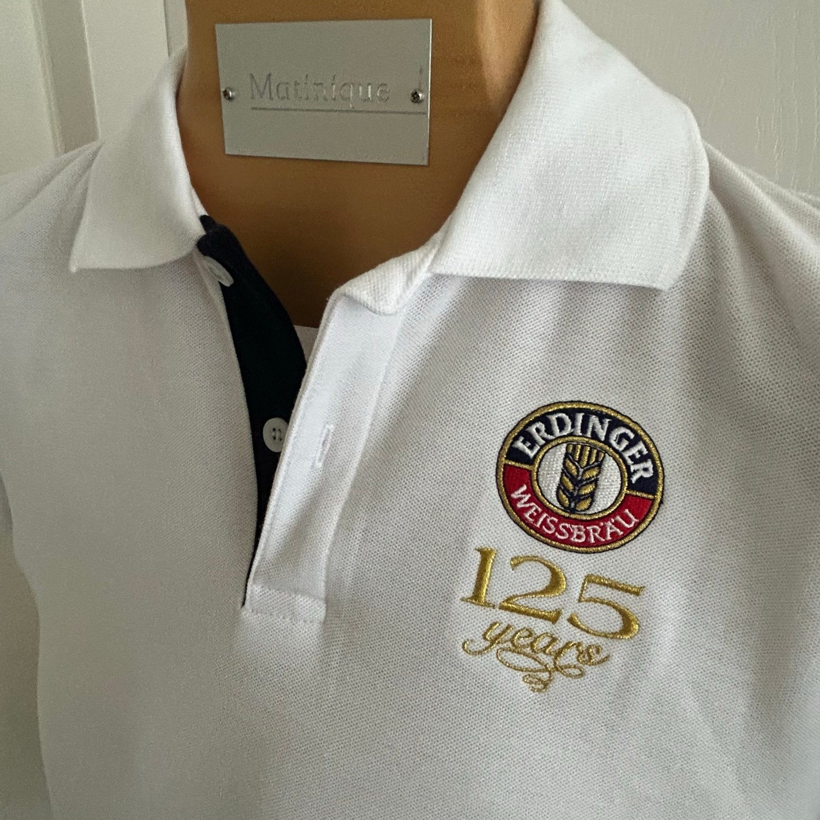 NIEUW Erdinger Weissbier 125 Years Polo Shirt maat M AKTIE!!, Ophalen of Verzenden, Nieuw, Maat 48/50 (M), Wit