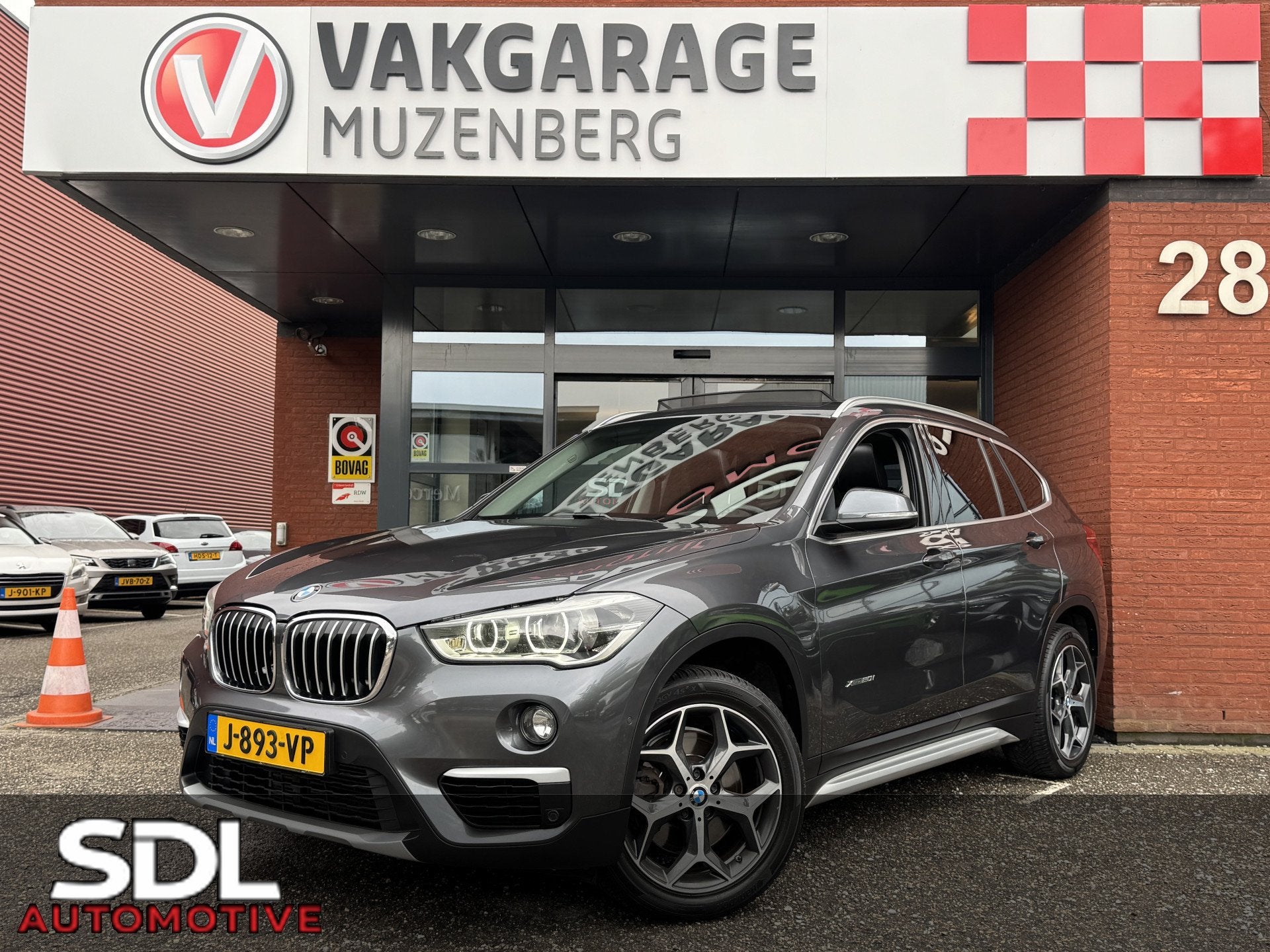 BMW X1 xDrive20i Executive // PANO / SCHUIF- KANTELDAK // NA, Auto's, Gebruikt, 2000 kg, Leder en Stof, Bedrijf