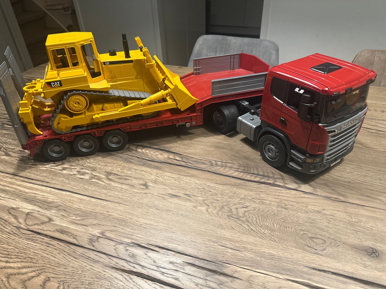 Speelgoed vrachtwagen met bulldozer (Scania & CAT), Ophalen of Verzenden, Zo goed als nieuw