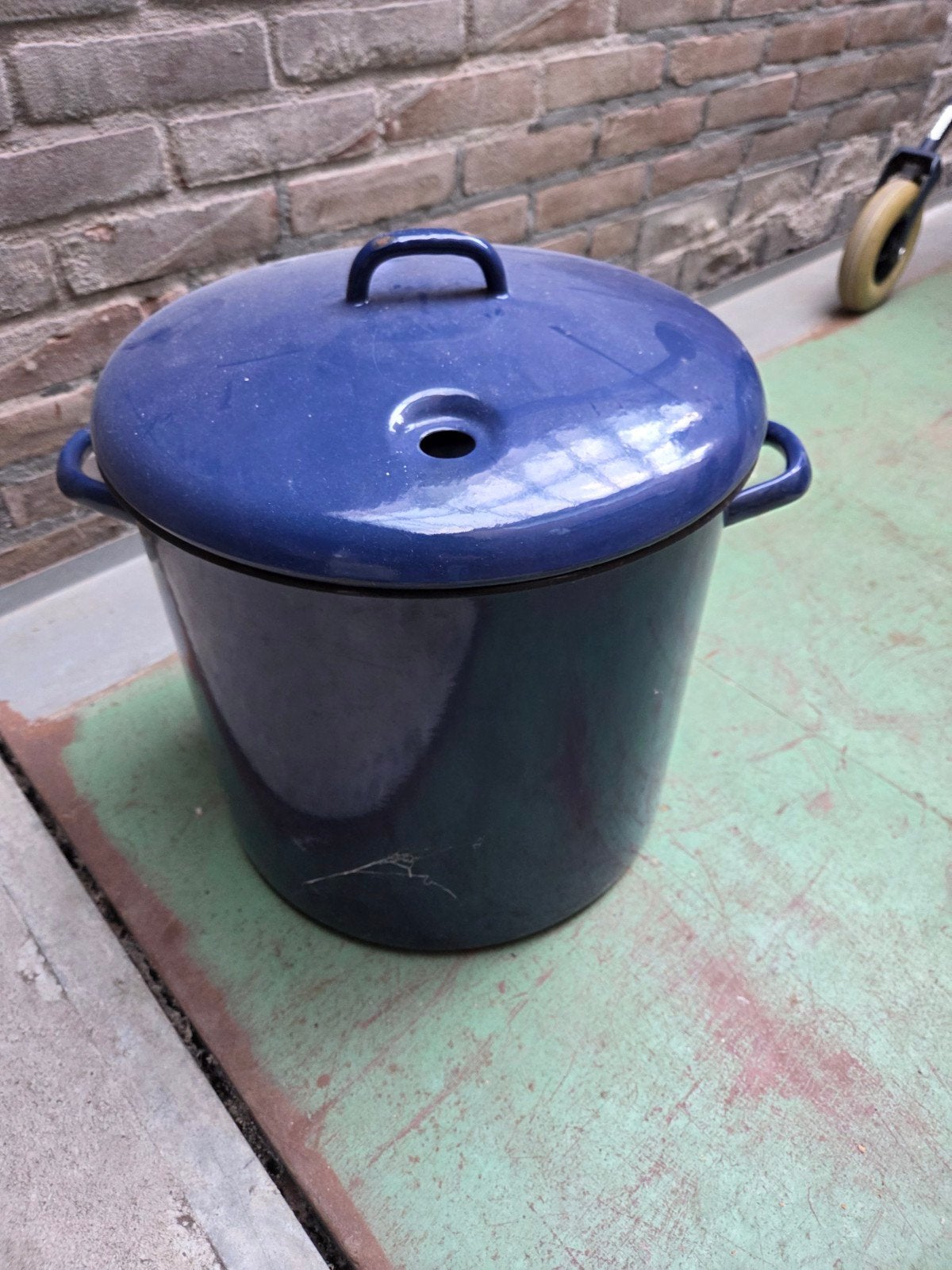 Grote blauwe emaille pan met deksel (wekketel), Ophalen