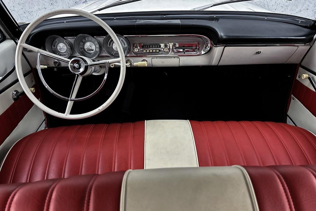 Ford Fairlane 500 V8 4-deur sedan 1962 (bj 1962), Auto's, Oldtimers, Wit, Leder, Bedrijf, Handgeschakeld
