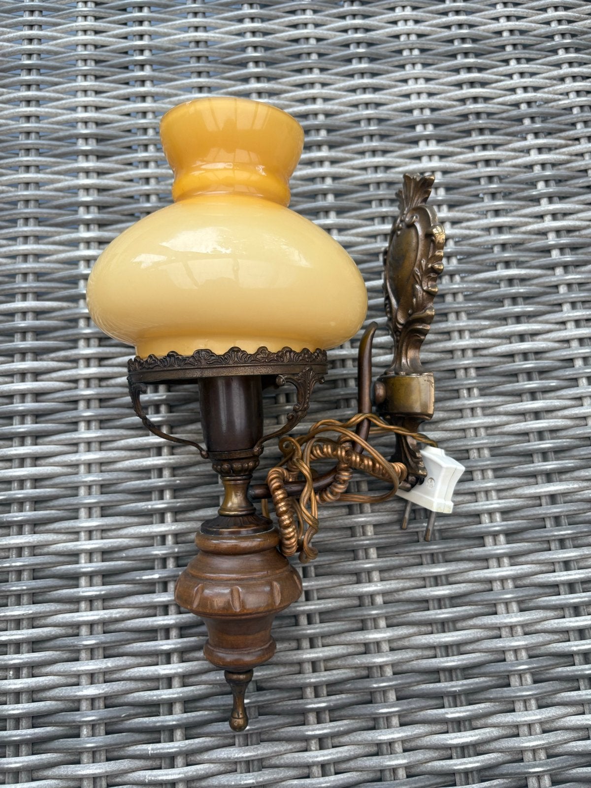 Antieke wandlamp met geel glazen kap, Ophalen of Verzenden