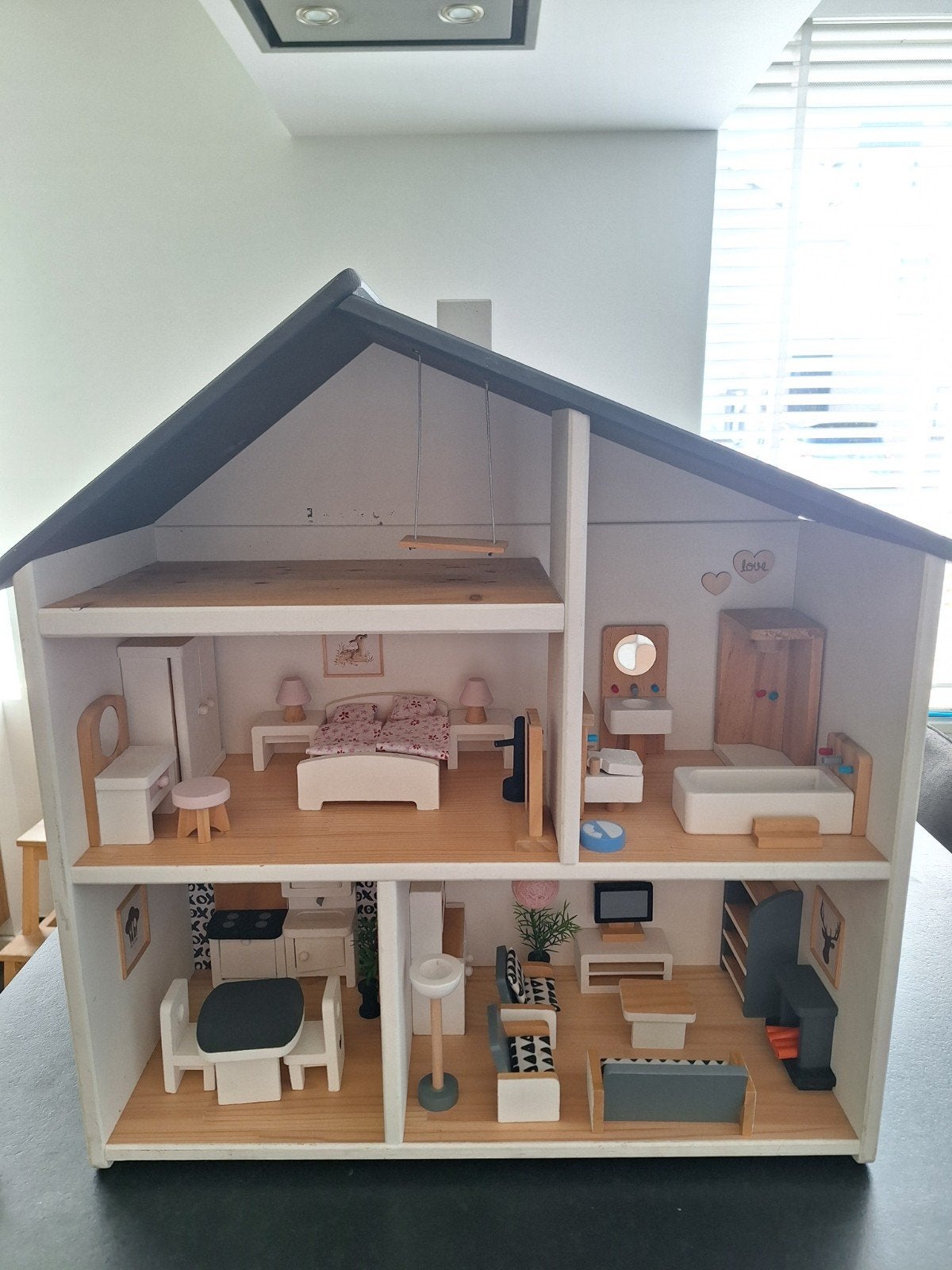 Mooi gepimpt houten poppenhuis met meubels en poppen, Ophalen, Gebruikt, Poppenhuis