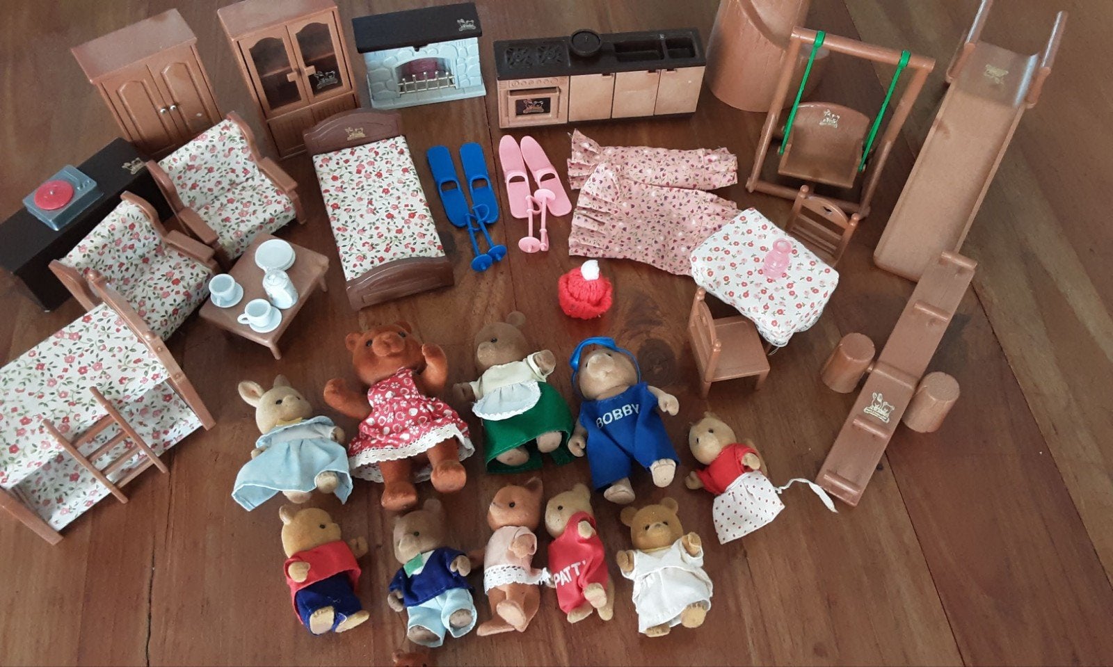 Sylvanian dierfiguren met miniatuurmeubeltjes en speeltuin, Ophalen of Verzenden, Gebruikt, Poppenhuispop