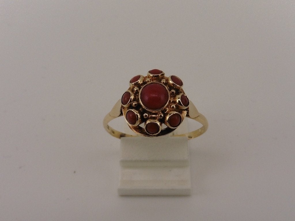 Gouden damesring rozet met bloedkoraal                   G63