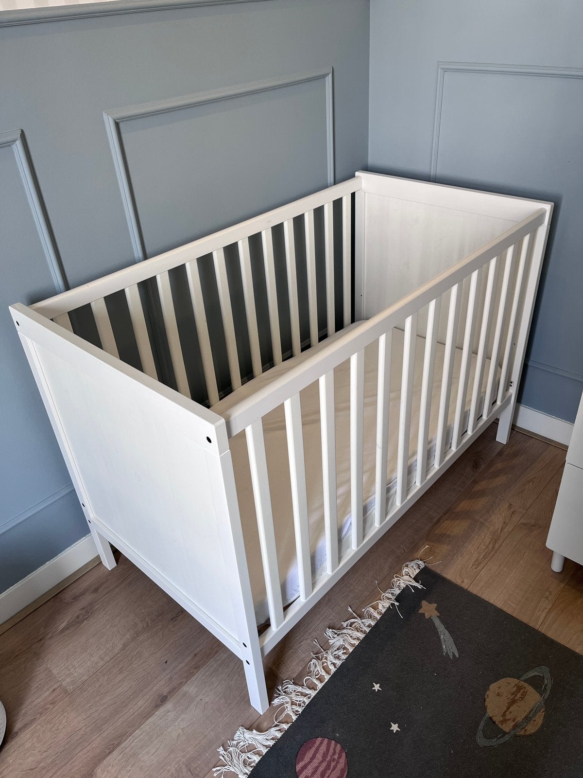 Complete IKEA Sundvik Baby Crib / Toddler Bed Set, Kinderen en Baby's, Kinderkamer | Complete kinderkamers, Ophalen, Zo goed als nieuw