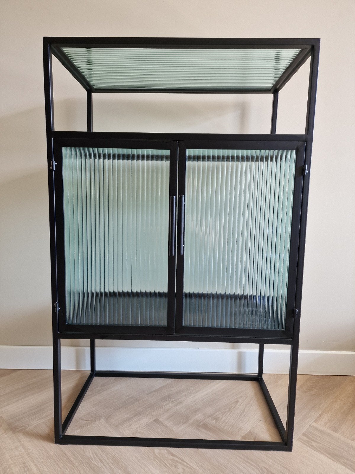 Dutchbone Vitrinekast Zwart Metaal met Geribbeld Glas, Ophalen, Met deur(en), 100 tot 150 cm, Industrieel, Modern