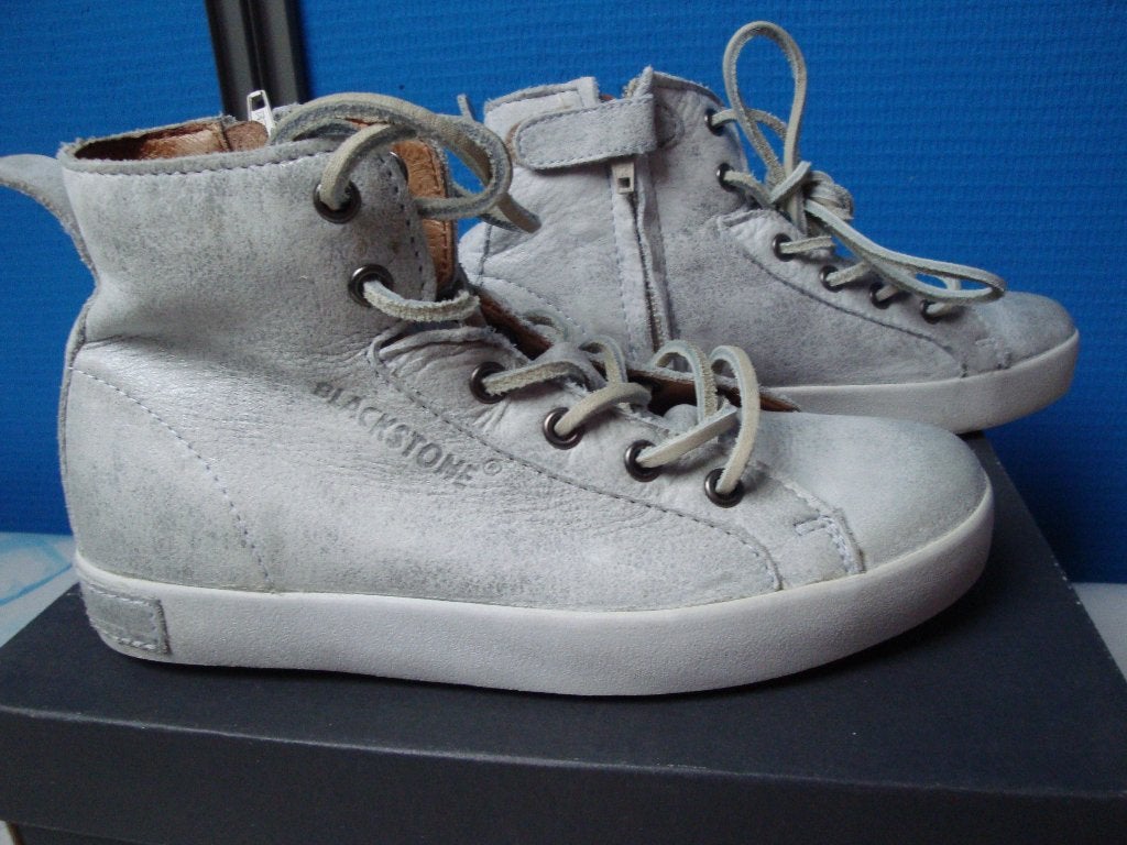 Half hoge licht grijze met zilver glans BLACKSTONE sneakers., Meisje, Schoenen, Nieuw, Ophalen of Verzenden