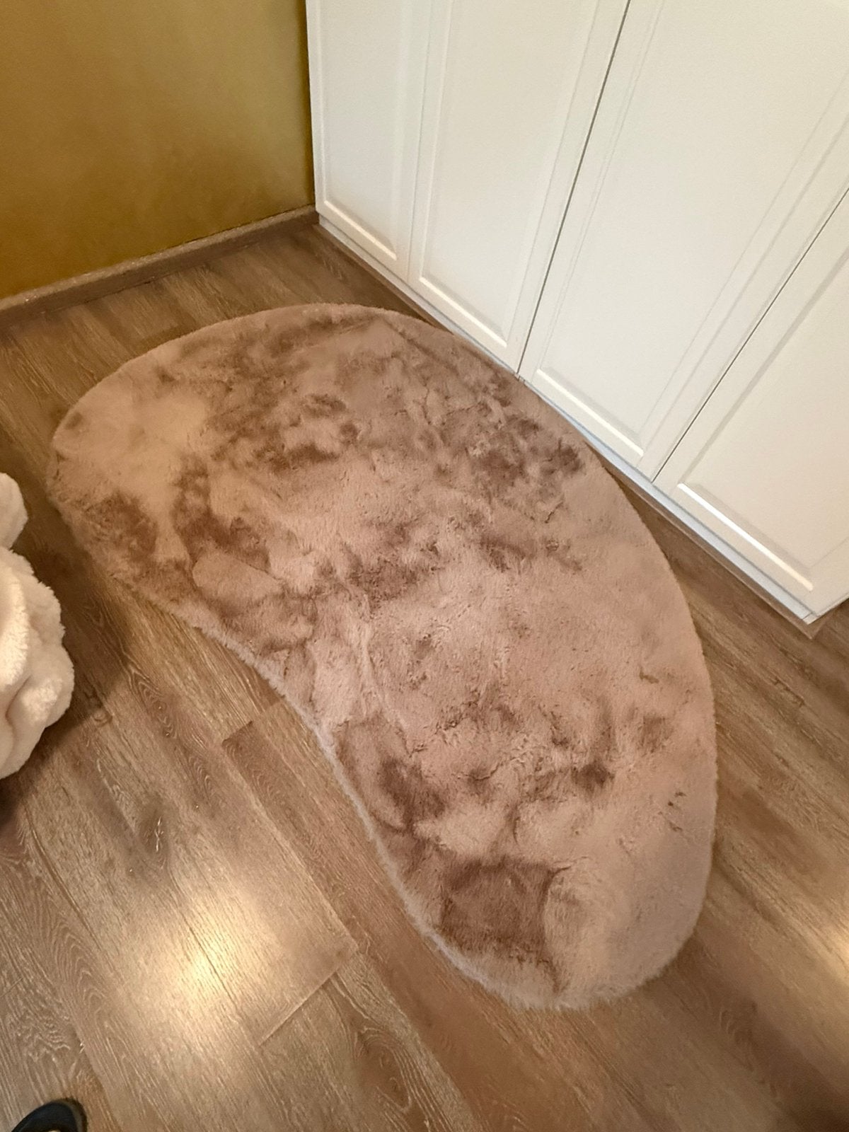 Fluffy vloerkleed organisch – Comfy Plus taupe 185x120 nieuw, 100 tot 150 cm, Fluffy rond ovaal, Nieuw, Ophalen of Verzenden