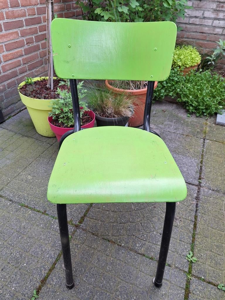 Vintage schoolstoel opgepimpt in fris groen, Ophalen