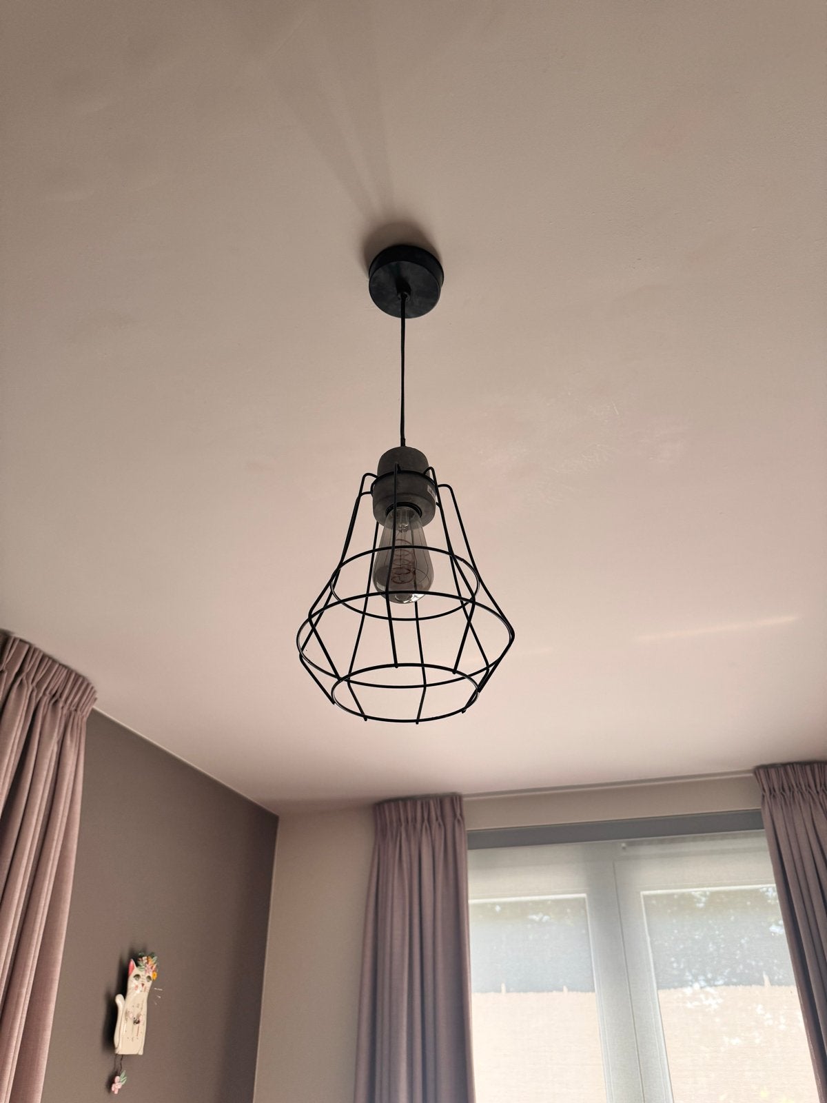 Zwarte metalen draadlamp - Industrieel design, Huis en Inrichting, Ophalen of Verzenden, Gebruikt, Metaal, E27 (groot)