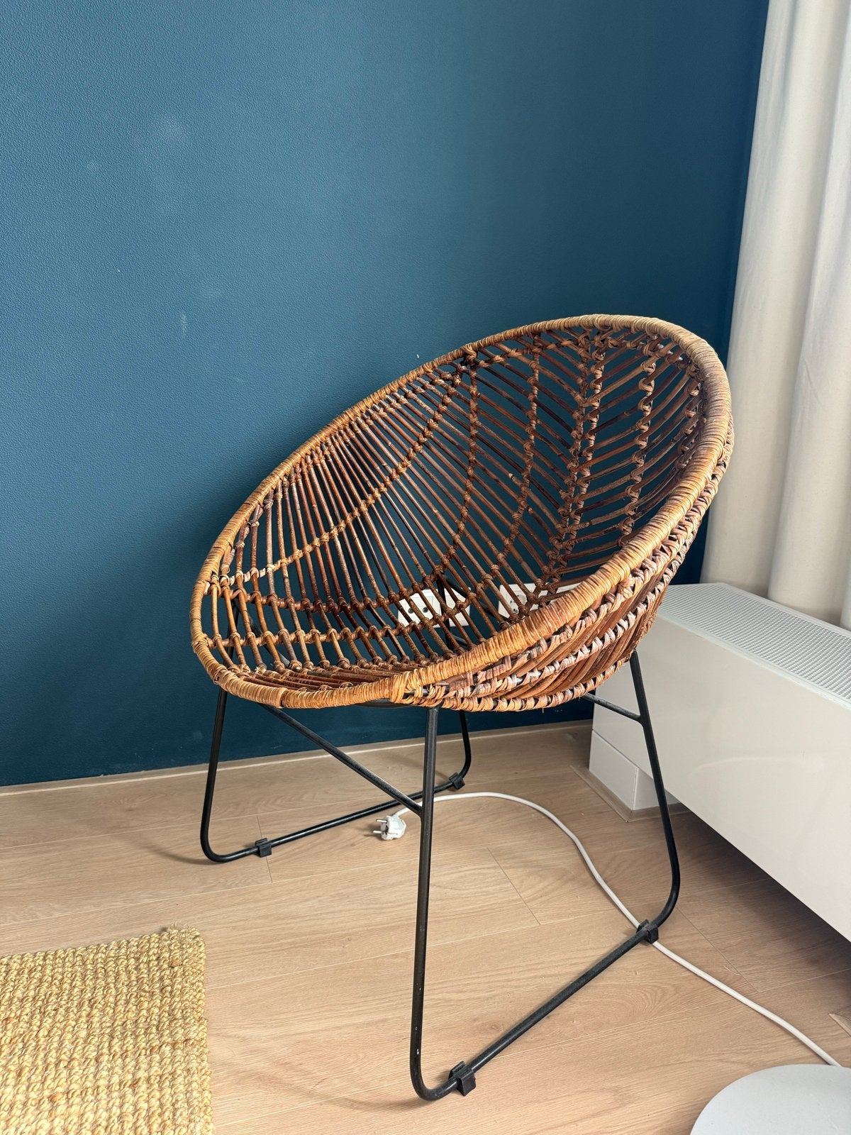 Rotan kuipstoel met metalen onderstel, Huis en Inrichting, Ophalen, Gebruikt, Bruin, Riet of Rotan